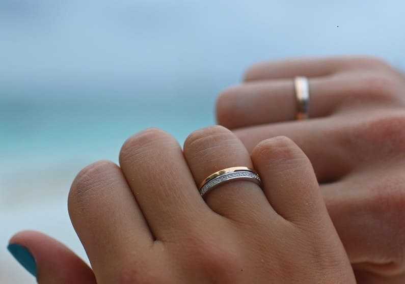 甲丸ストレートの結婚指輪をカスタムオーダー。デザイン1万点から